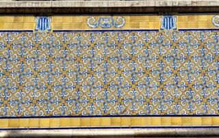 Detalle de los azulejos que decoran la fachada del Mercado Central.
