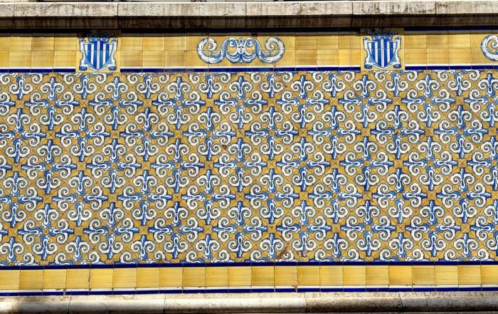 Detalle de los azulejos que decoran la fachada del Mercado Central.